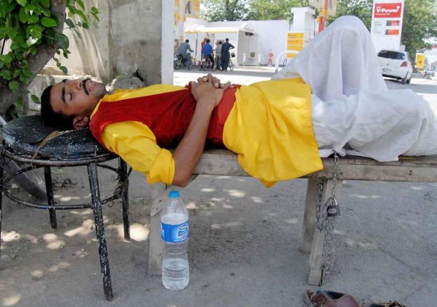 راولپنڈی: ڈھولچی کام نہ ہونے کے باعث بینچ پر لیٹ کر نیند ..