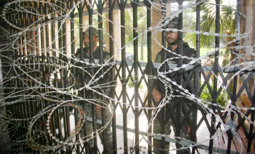 لاہور: رینجرز اہلکار ہائیکورٹ میں حفاظتی ڈیوٹی سرانجام ..