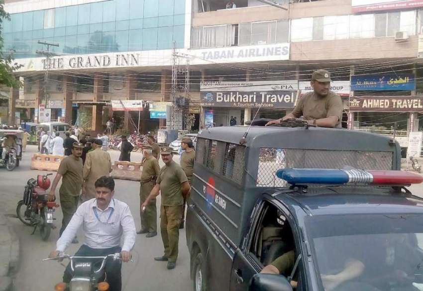 لاہور: پریس کلب کے باہر احتجاج کے دوران پولیس کی نفری سیکیورٹی ..