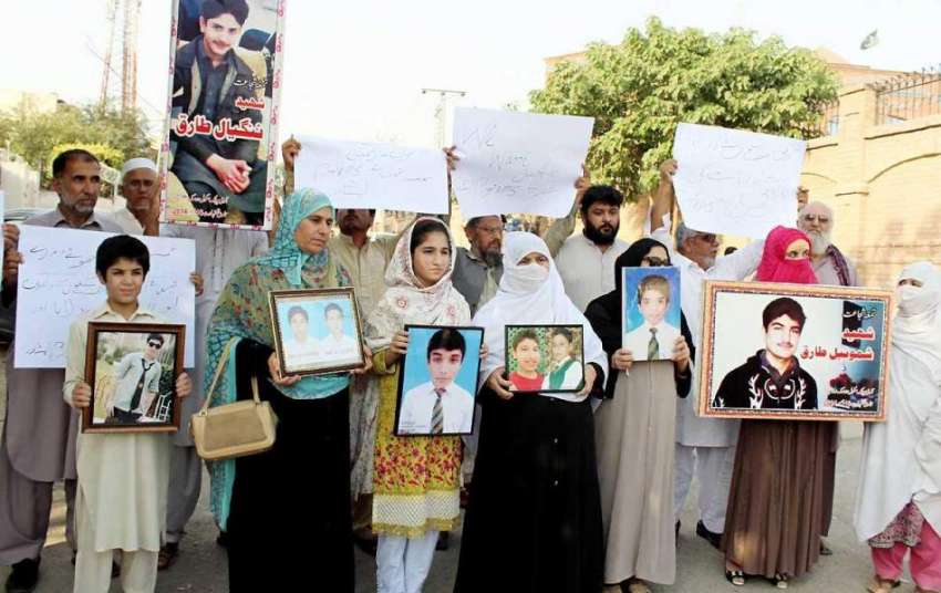 پشاور: اے پی ایس شہداء کے لواحقین اپنے مطالبات کے حق میں ..