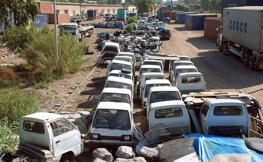 پشاور: ڈرائی پورٹ پر کھڑی گاڑیاں ٹوٹ پھوٹ کا شکار ہیں۔