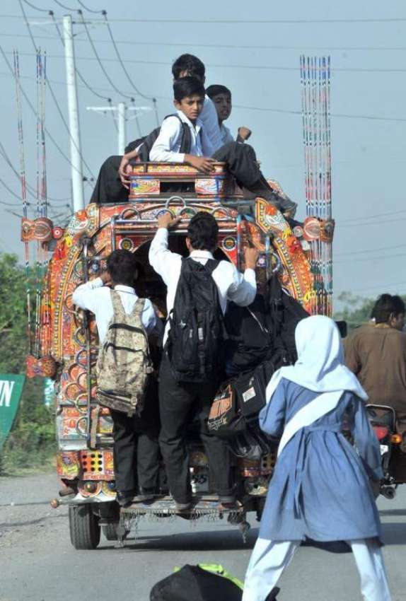 اسلام آباد: سکول سے چھٹی کے بعد بچے بس کی چھت پر سوار ہو کر ..