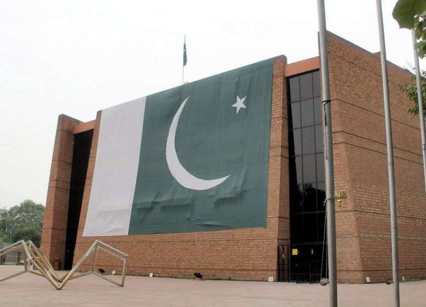 لاہور: یوم پاکستان کی مناسبت سے الحمراء مال روڈ کی عمارت ..