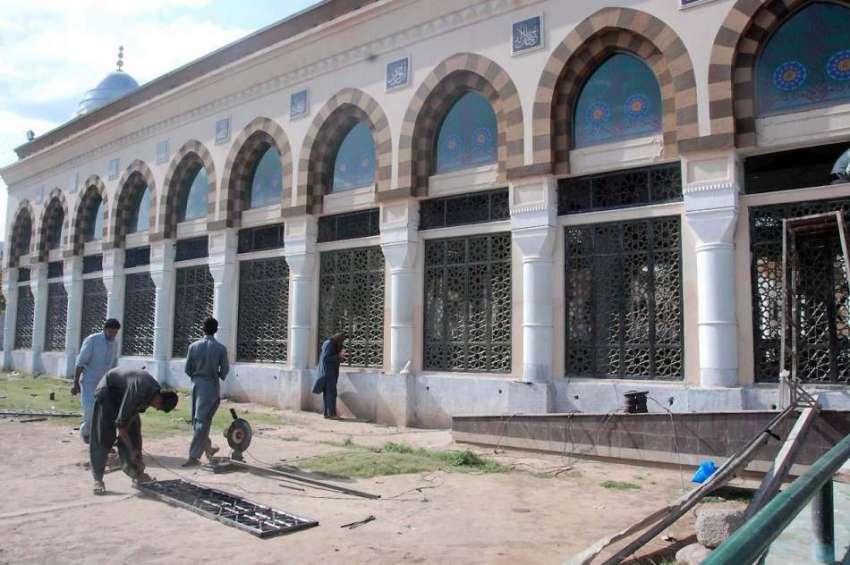 اسلام آباد: بری امام میں مزدور تعمیراتی کام کر رہے ہیں۔