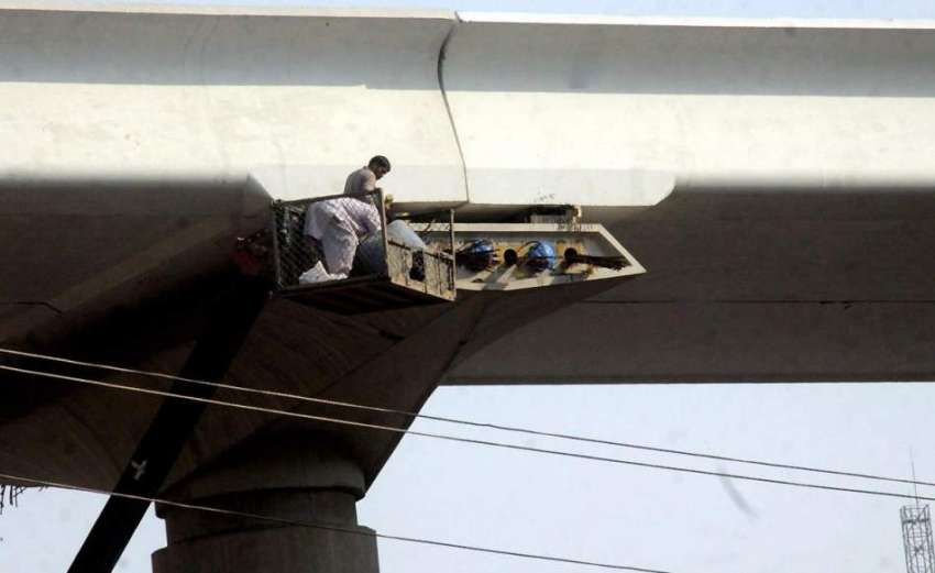 لاہور: مزدور اورنج لائن میٹر ٹرین منصوبے پر کام کر رہے ہیں۔