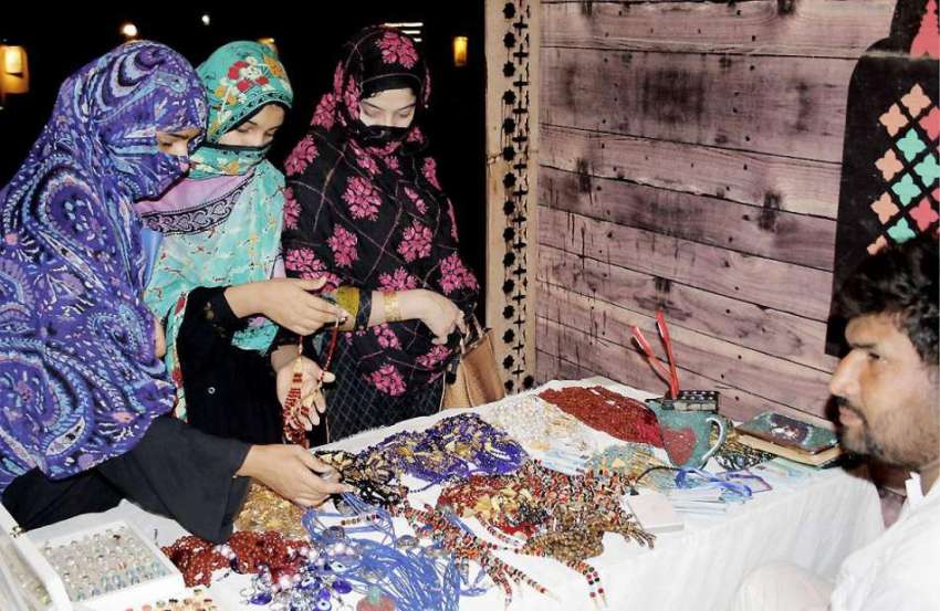 پشاور: کلچرل اینڈ فوڈ فیسٹیول کے موقع پر خواتین جیولری خرید ..