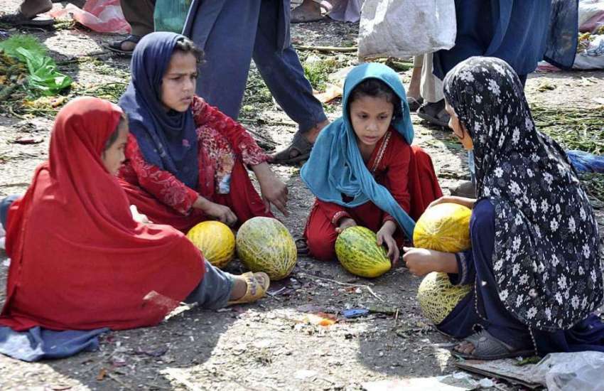 اسلام آباد: خانہ بدوش بچیاں فروٹ اور سبزیاں اٹھائے گول گائرے ..