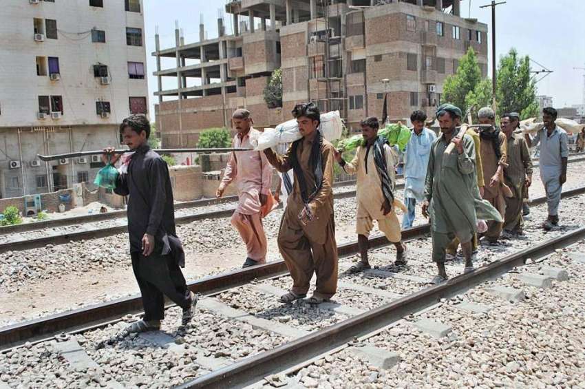 حیدر آباد: ریلوے ملازمین ٹریک کی مرمت کے لیے اوزار لیے جا ..