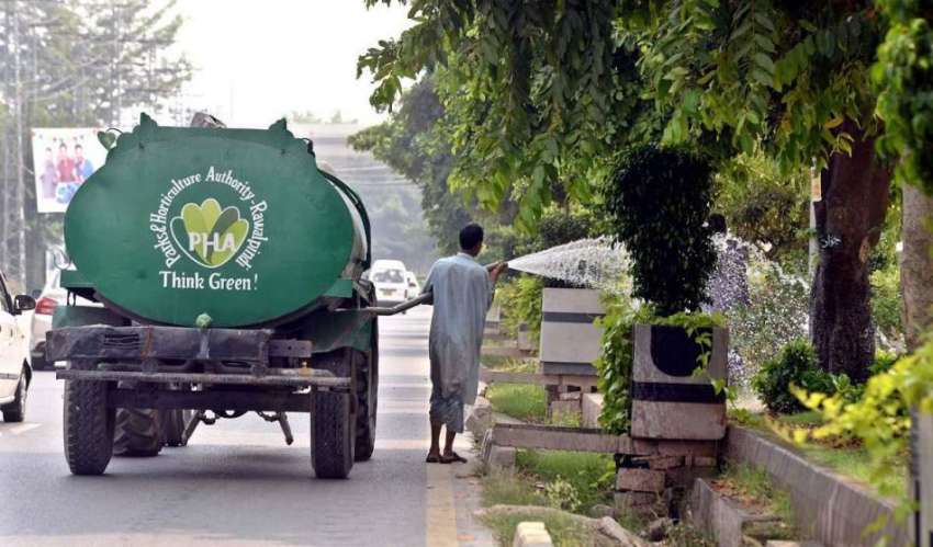 راولپنڈی: پی ایچ اے کااہلکار سڑک کنارے لگے پودوں کو پانی ..