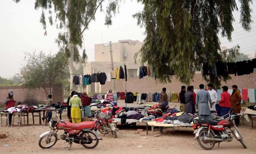 ملتان : شیر شاہ ملتان کے قریب شہری گرم کپڑے خرید رہے ہیں۔