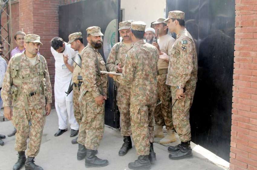 لاہور: پاک فوج کے جوان حلقہ این اے120کے ضمنی انتخابات کے لیے ..