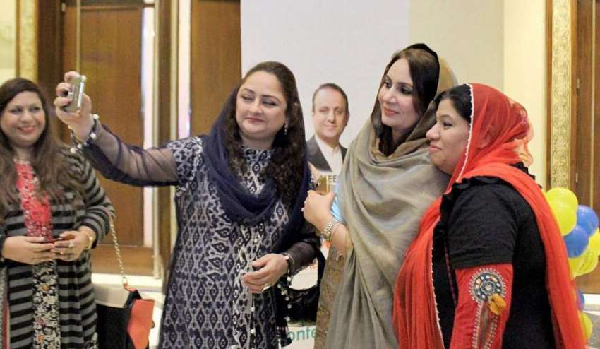 لاہور: مقامی ہوٹل میں ایک تقریب کے دوران پی ٹی آئی کی خواتین ..