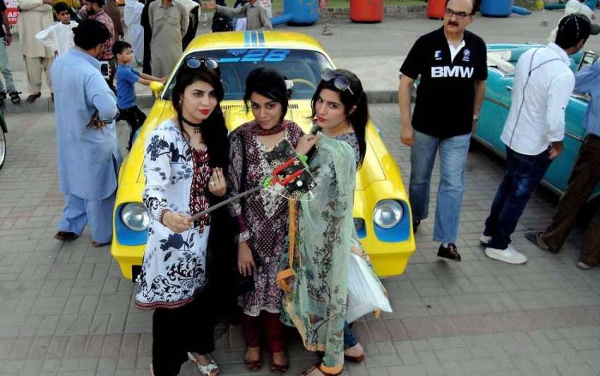 راولپنڈی: چیمبر آف کامرس کے زیر اہتمام راول ایکسپو میں گاڑیوں ..