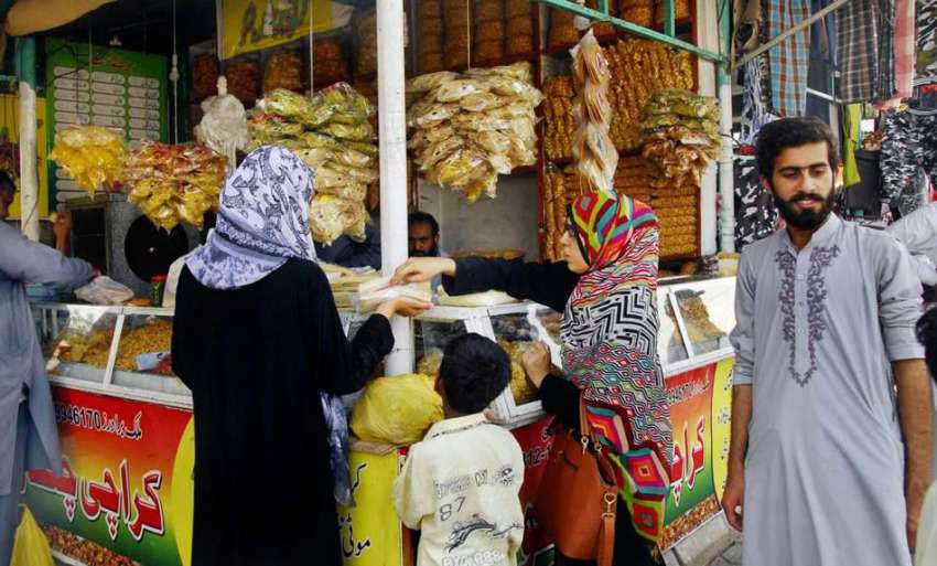 اسلام آباد: ہفتہ وار اتوار بازار میں لگے سٹال سے خواتین افطاری ..