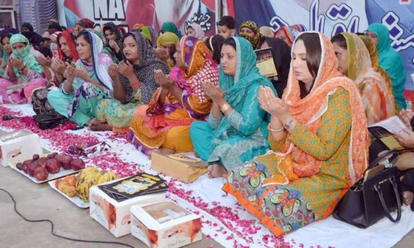 لاہور: تحریک انصاف کی رہنما مسرت جمشید چیمہ اور دیگر خواتین ..