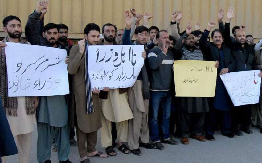 راولپنڈی: فیض آباد ھرنے سے متاثرہ تاجر مری روڈ پر اپنے مطالبات ..