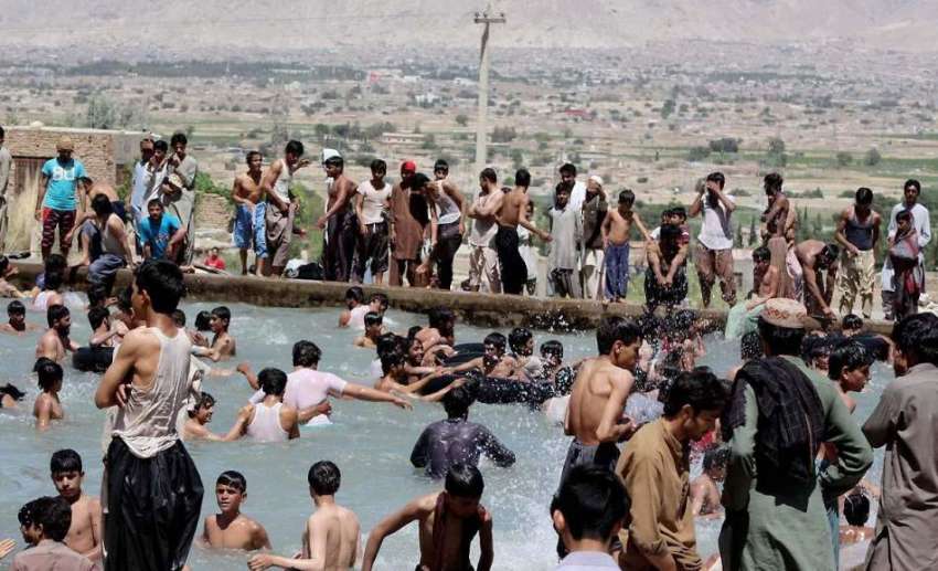 کوئٹہ: مغربی بائی پاس اختر آباد کے علاقے میں شہری گرمی کی ..