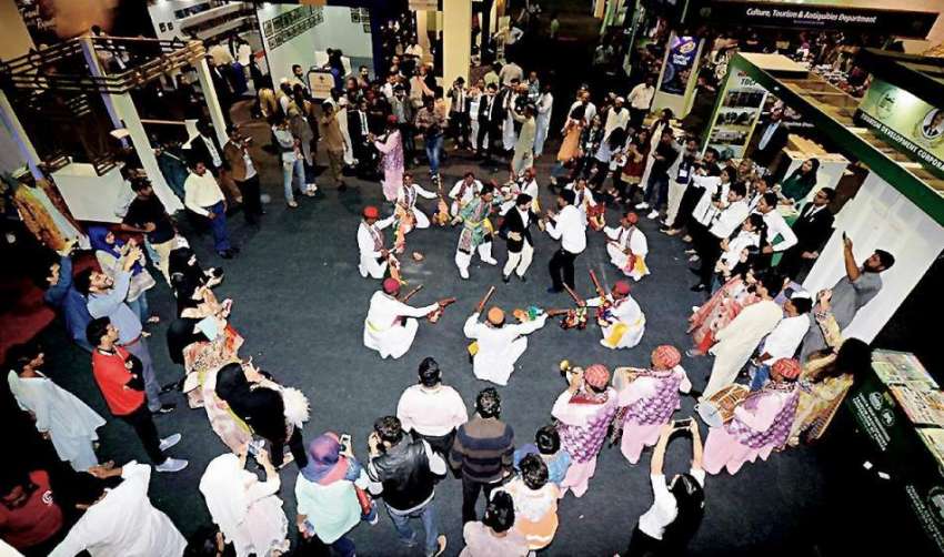 پشاور: پاکستان ٹریول مارٹ میں سندھ رقص پیش کیا جار ہا ہے۔