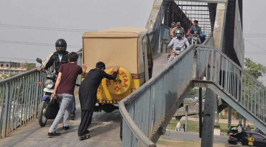 اسلام آباد: پیدل چلنے والوں کے لیے بنائے جانے والے پل سے ..