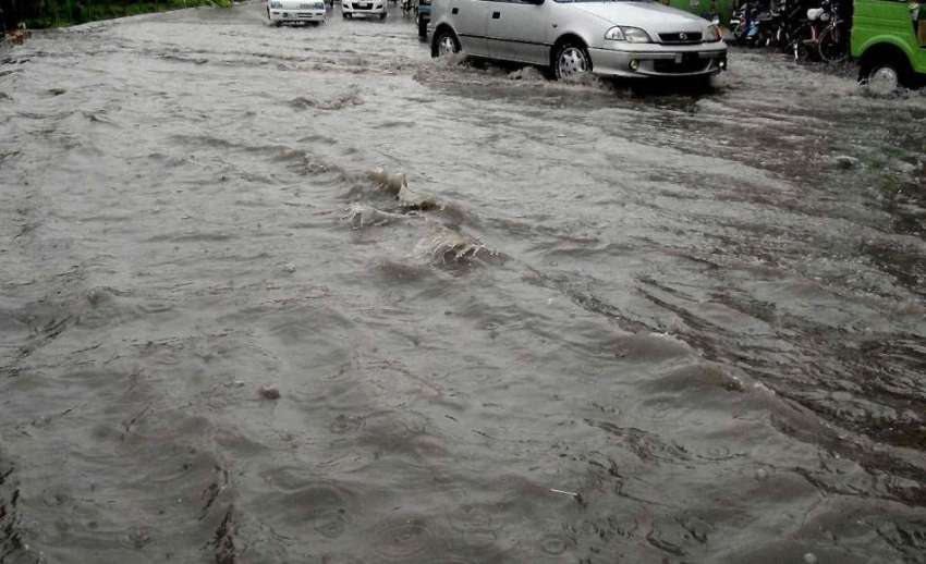 راولپنڈی: سہ پہر کو ہونیوالی بارش کے بعد شہر کی سڑکوں پر ..