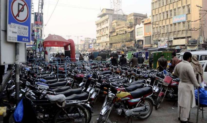 راولپنڈی: راجہ بازار نو پارکنگ بورڈ آویزاں ہونے کے باوجود ..