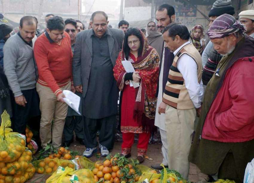 قصور: ڈی سی او عمارہ خان سبزی و پھل منڈی کے دورہ کے موقع پر ..