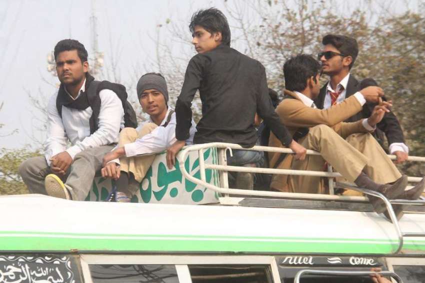 لاہور: طالبعلم ٹرانسپورٹ کی کمی کے باعث بس کی چھت پر سوار ..