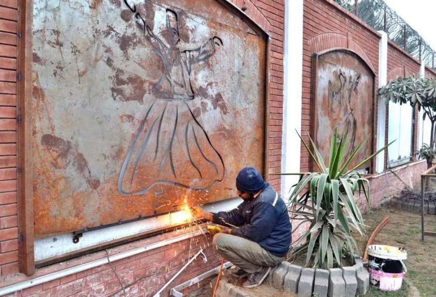 سرگودھا: ایک مزدور آر پی او ہاؤس کی دیوار پر سجاوٹی پیس نصب ..