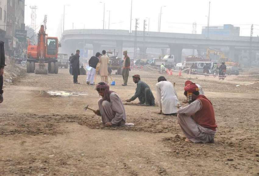 لاہور: شہری میں جاری ترقیاتی منصوبوں کے دوران مزدور جین ..