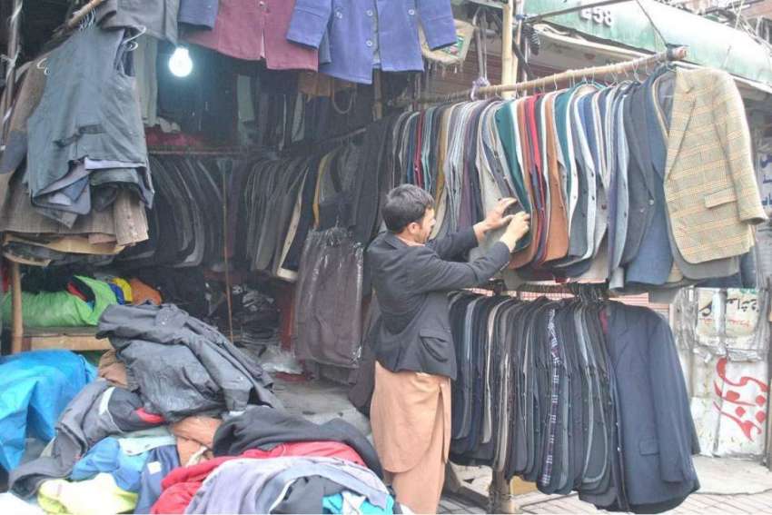 لاہور: ایک دوکاندار پرانے گرم کپڑے فروخت کے لیے لگائے گاہکوں ..