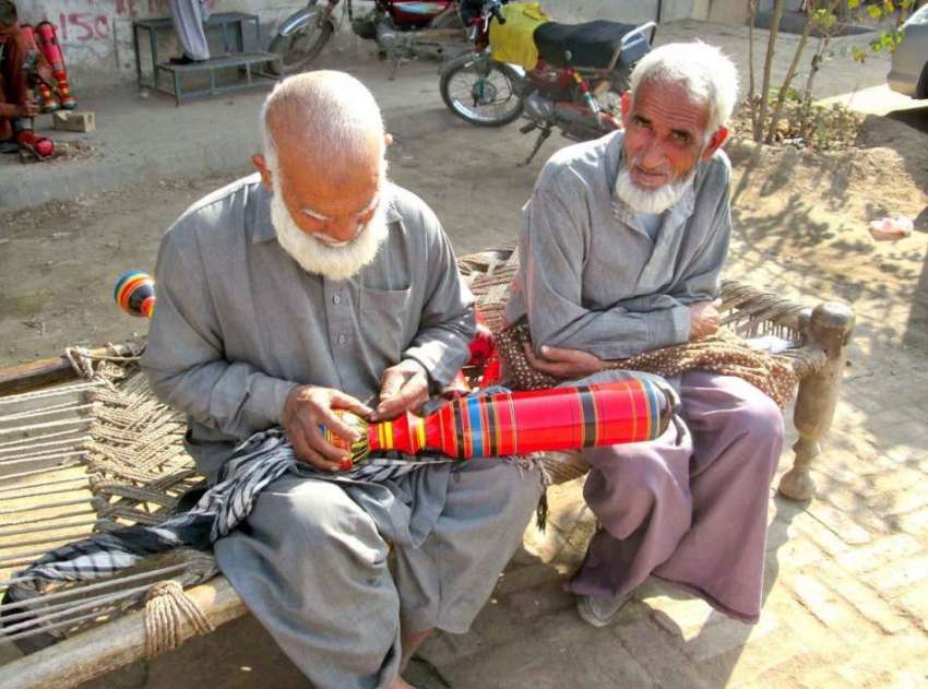 فیصل آباد: ایک معمر محنت کش چارپائی کے پائے کی تیاری میں ..