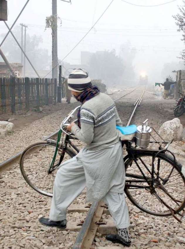 فیصل آباد: ایک شخص کسی خطرے سے بے خبر سائیکل اٹھائے ریلوے ..
