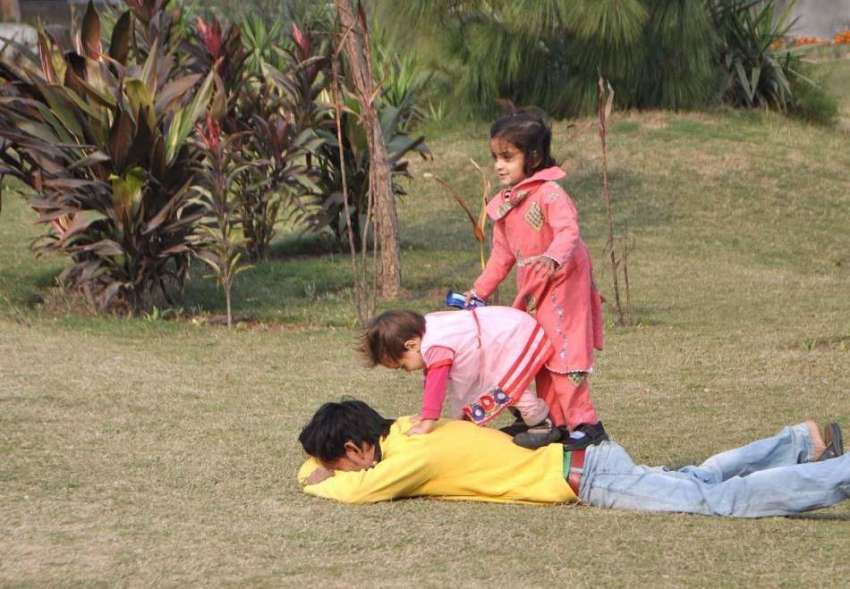 لاہور: مقامی پارک میں بچے کھیل کود میں مصروف ہیں۔