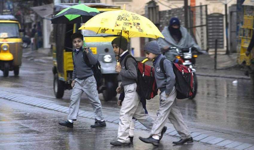 راولپنڈی: سکول سے چھٹی کے بعد بچے بارش سے بچنے کے لیے چھتری ..