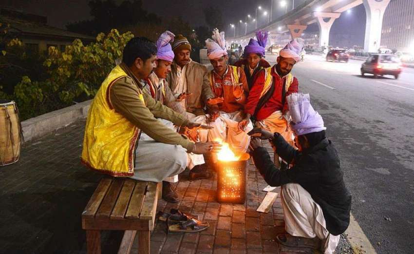 راولپنڈی: سردی کی شدت سے بچنے کے لیے ڈھولچی آگ جلائے بیٹھے ..