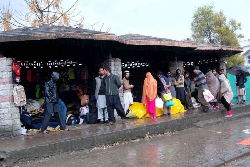 اسلام آباد: شہریوں کی بڑی تعداد بارش سے بچنے کے لیے ایک شیلٹر ..
