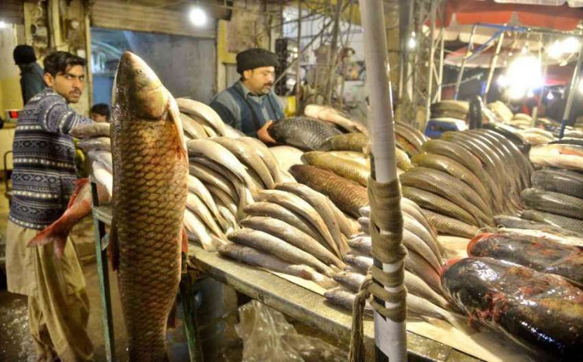 لاہور: مچھلی فروش مچھلی کا سٹال لگائے گاہکوں کا منتظر ہے۔