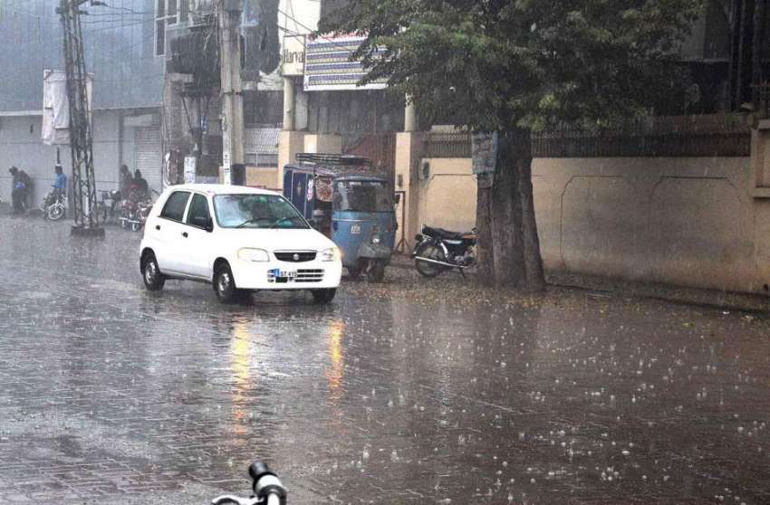 سیالکوٹ: دوپہر کے وقت جاری شدید بارش کا منظر۔