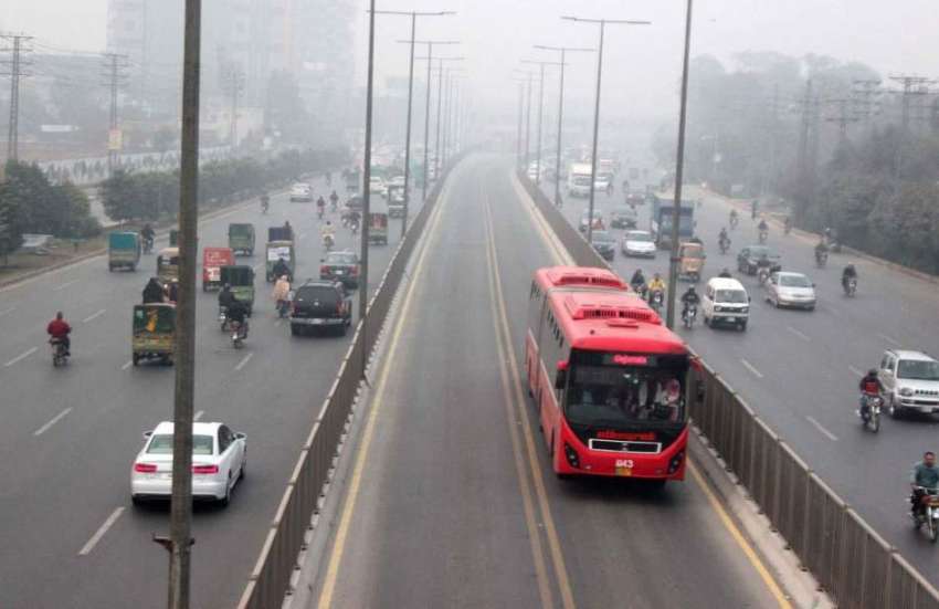 لاہور: صوبائی دارالحکومت میں دن کے وقت چھائی دھند کا منظر۔