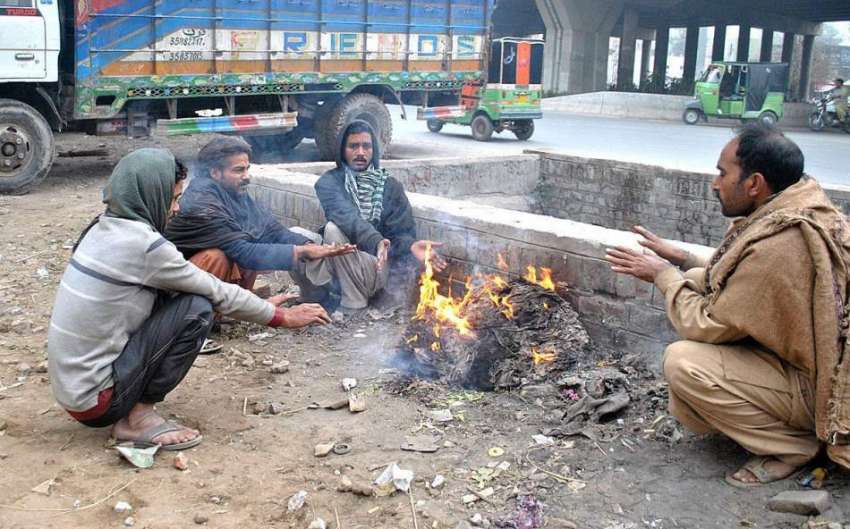 لاہور: شہری سردی کی شدت سے بچنے کے لیے آگ سیک رہے ہیں۔