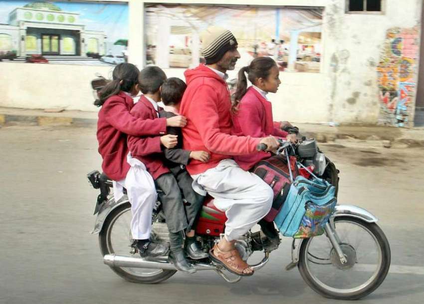 لاہور: ایک شہری سکول سے چھٹی کے بعد چار بچوں کو موٹر سائیکل ..