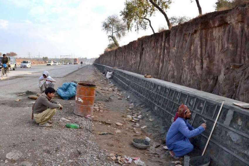 اسلام آباد: مزدو کرل چوک میں سرک کنارے حفاظتی دیوار کی تعمیر ..