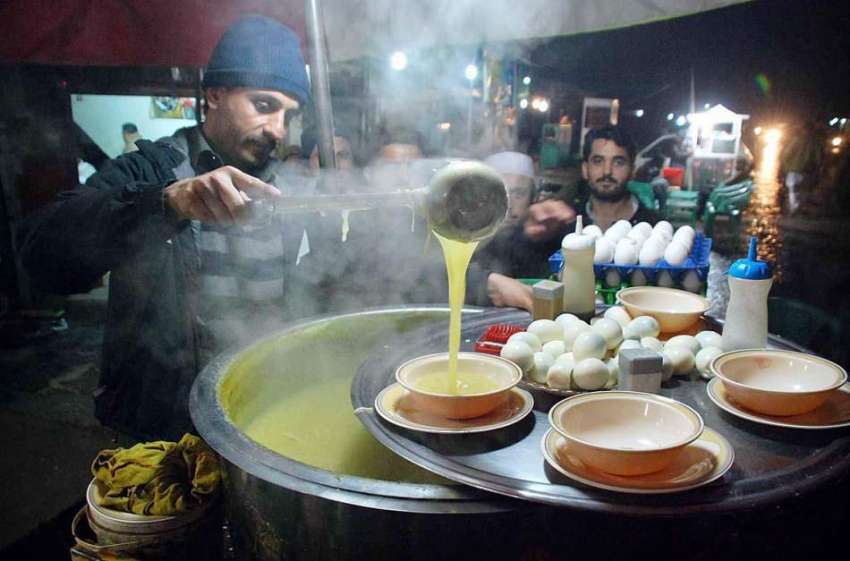 پشاور: ایک دکاندار سردی کے پیش نظر سوپ فروخت کر رہا ہے۔