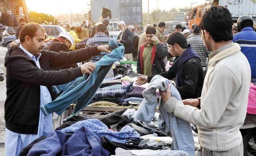 راولپنڈی: شہری گرم کپڑے خریدنے میں مصروف ہیں۔