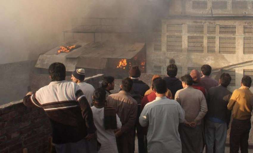 لاہور: لکشمی چوک کے قریب فرنیچر کی دکان میں آتشزدگی کا منظر۔
