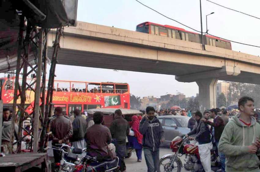 لاہور: بھاٹی چوک میں سیاحوں کی ڈبل ڈیکر بس ٹریفک میں پھنسی ..