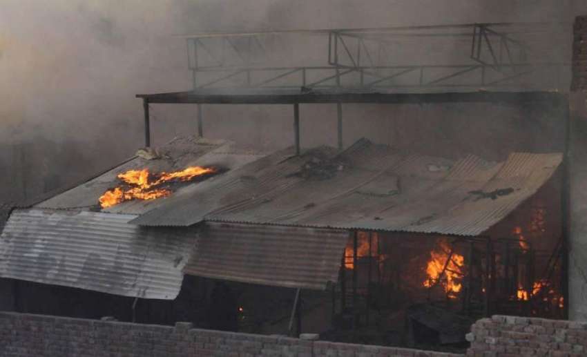 لاہور: لکشمی چوک کے قریب فرنیچر کی دکان میں آتشزدگی کا منظر۔