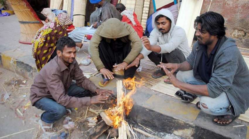 حیدر آباد: سردی کی شدت کم کرنے کے لیے شہری آگ جلائے بیٹھے ..