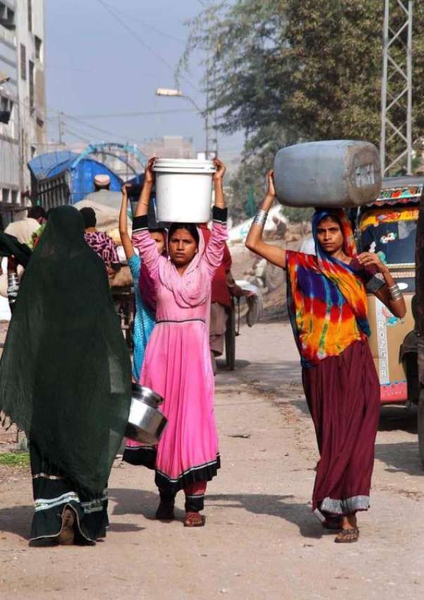 حیدر آباد: خواتین پینے کے لیے صاف پانی بھر کر لیجا رہی ہیں۔
