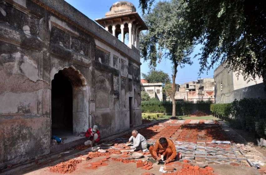 لاہور: مزدور دائی انگہ مقبرہ کی تعمیر نو میں مصروف ہیں۔